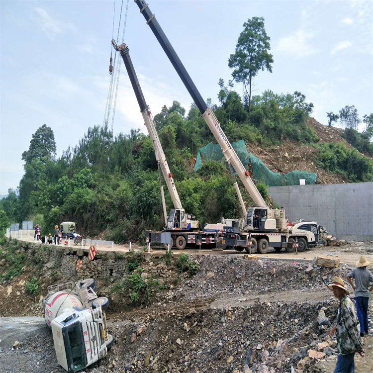武义县汽车掉沟里叫吊车救援要多少钱